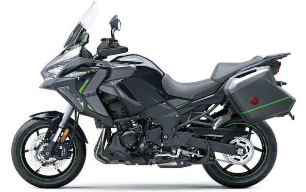 Cockpit view of the Kawasaki Versys 1100 SE